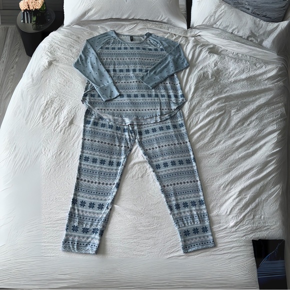 Ambrielle Blue Snowflake Pajama Set - Picture 1 of 7